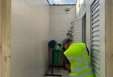 Equipe realizando limpeza de área